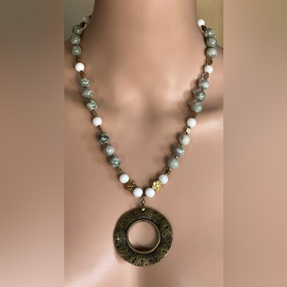 24 inch Jade and Alabaster bead necklace NWOT - Picture 4 of 13